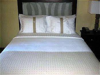 Holiday Airport South By Ihg 3*